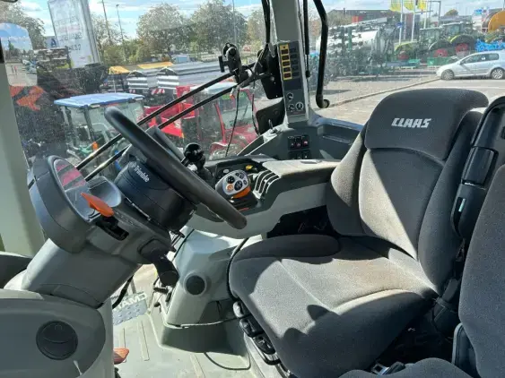 CLAAS Axion 810 cmatic  - Photo 10