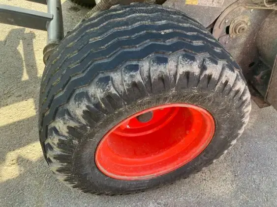 CLAAS Variant 480 - Photo 6