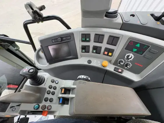 CLAAS Axion 820 cmatic CEBIS  - Photo 11
