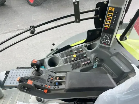 CLAAS AXION 830 - Photo 14