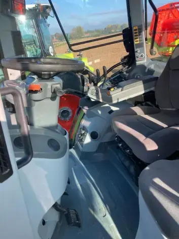 CLAAS ARION 630 - Photo 7