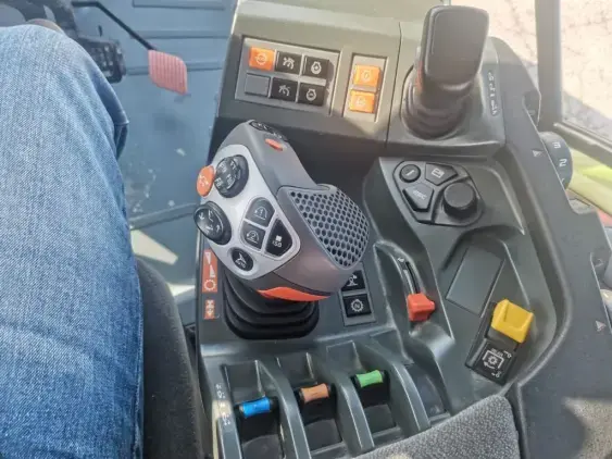 CLAAS Arion 630 c matic - Photo 10