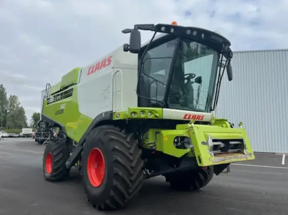 CLAAS LEXION 740 - Photo 1