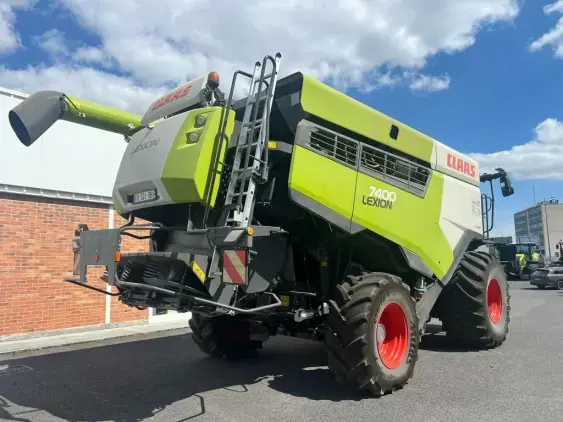 CLAAS Lexion 7400 - Photo 7
