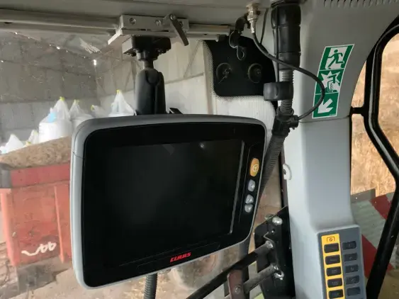 CLAAS Axion 830 Hexashift cis+ - Photo 19