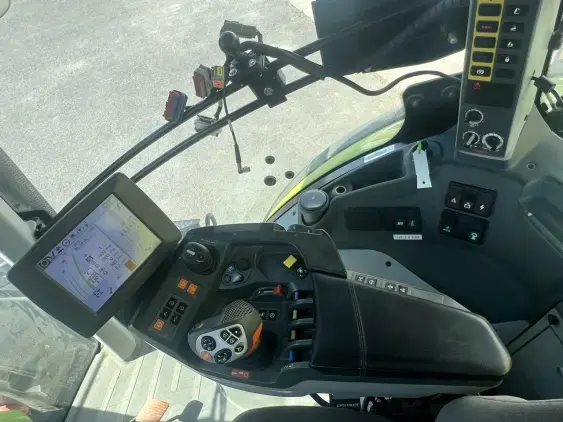 CLAAS AXION 920 - Photo 10