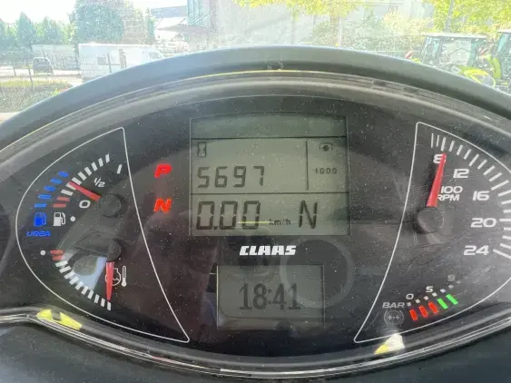 CLAAS AXION 920 - Photo 9