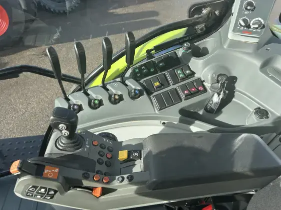 CLAAS ARION 630 - Photo 14