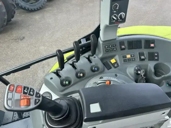 CLAAS ARION 440 - Photo 13