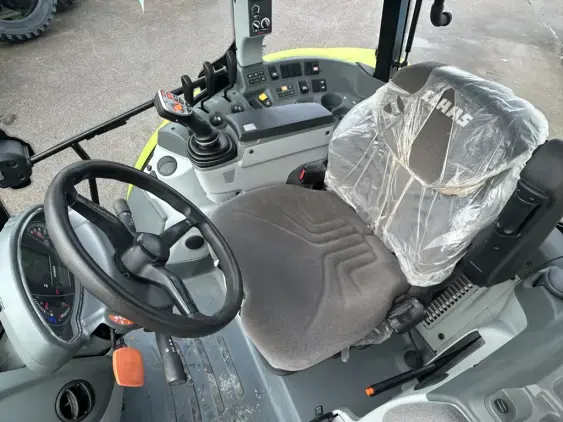 CLAAS ARION 440 - Photo 12
