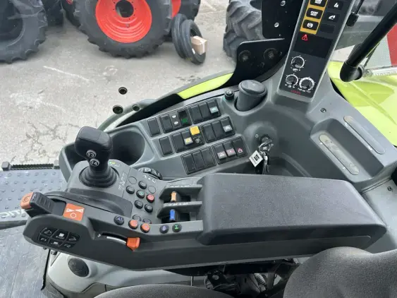 CLAAS AXION 810 - Photo 10