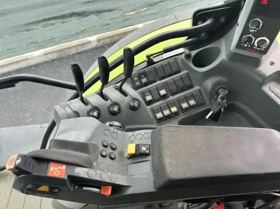 CLAAS ARION 640 CiS - Photo 12