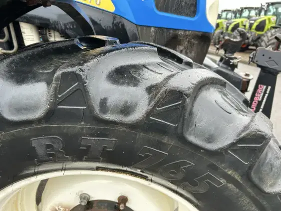 NEW HOLLAND T 6070 electro command  - Photo 10