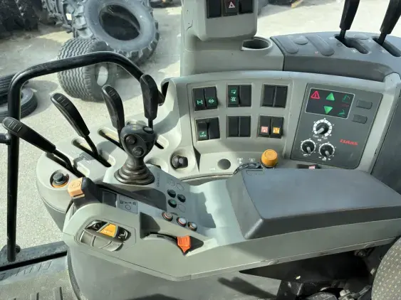 CLAAS AXION 840 - Photo 14