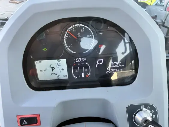 VALTRA G135  active - Photo 16