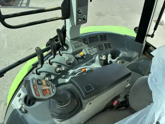 CLAAS ARION 440 - Photo 15