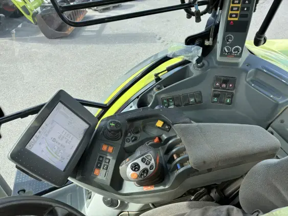 CLAAS ARION 650 - Photo 15