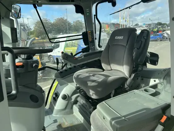 CLAAS ARION 530 - Photo 11