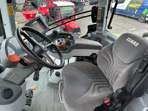 CLAAS Axion 800  - Photo 9