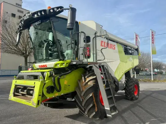 CLAAS TRION 750 - Photo 4