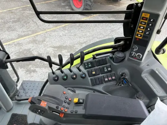 CLAAS Arion 630 - Photo 14