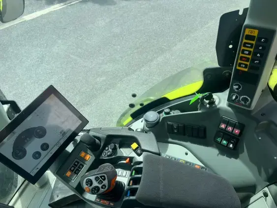 CLAAS AXION 830 - Photo 15