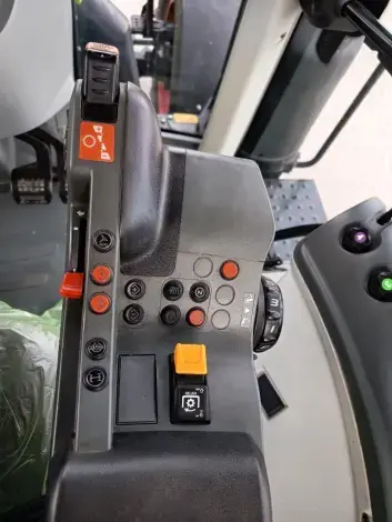 CLAAS ARION 610 - Photo 10