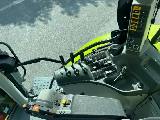 CLAAS ARION 530 - Photo 13