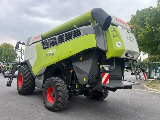 CLAAS LEXION 7400 - Photo 5