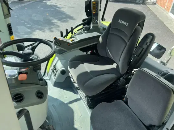 CLAAS ARION 530 - Photo 11