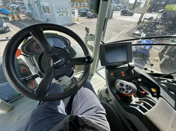 CLAAS Axion 810 cmatic  - Photo 12