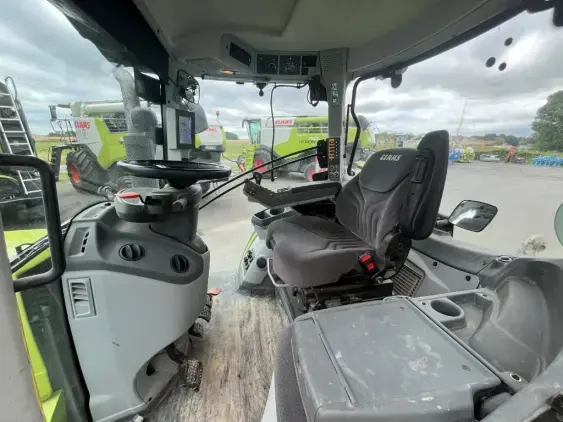 CLAAS ARION 650 CIS+ - Photo 10