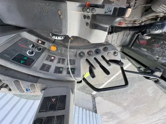 CLAAS ARION 520 - Photo 11