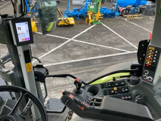 CLAAS arion 630 - Photo 10