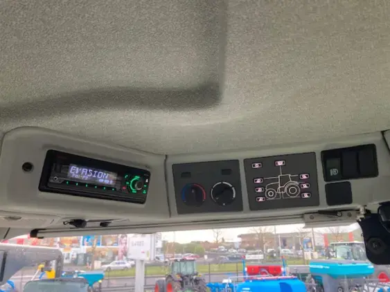 CLAAS arion 630 - Photo 11