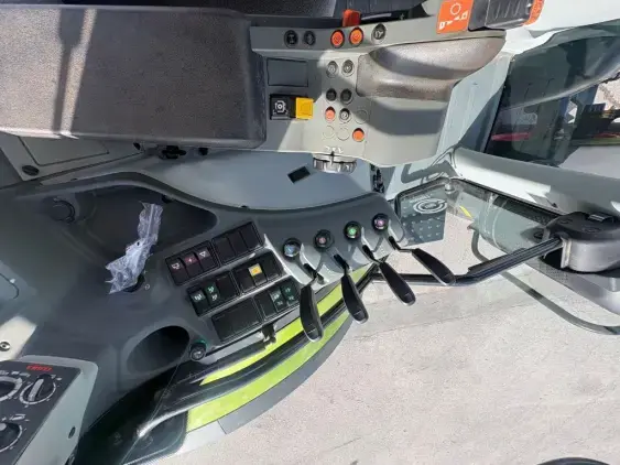 CLAAS ARION 530 - Photo 11
