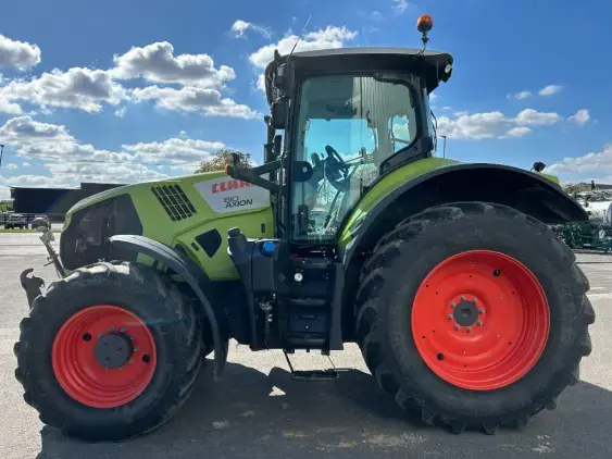 CLAAS Axion 810 cmatic  - Photo 4