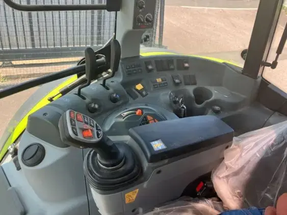 CLAAS Arion 450 - Photo 8