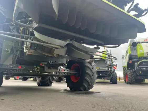 CLAAS LEXION 750 - Photo 11