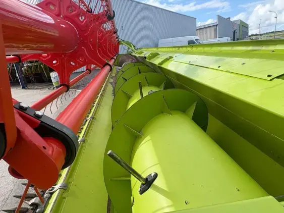 CLAAS TRION 730 - Photo 30