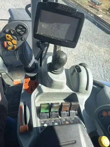 NEW HOLLAND T7.220 - Photo 10