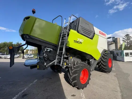 CLAAS TRION 730 - Photo 7