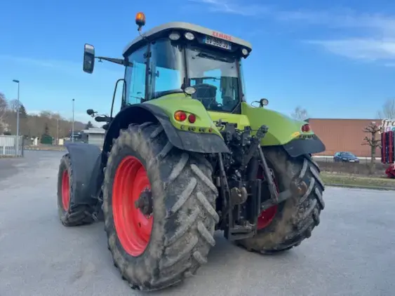 CLAAS Axion 820 CMatic - Photo 5