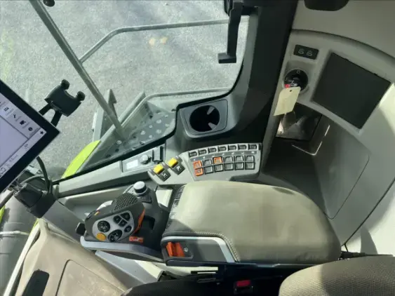 CLAAS TRION 750 - Photo 17