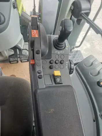 CLAAS ARION 650 - Photo 10