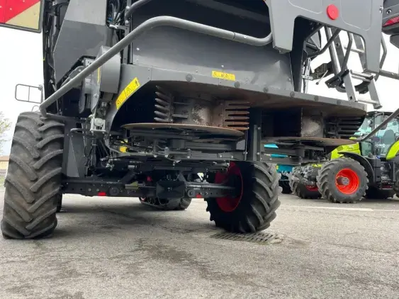 CLAAS Lexion 8700 TT  - Photo 12