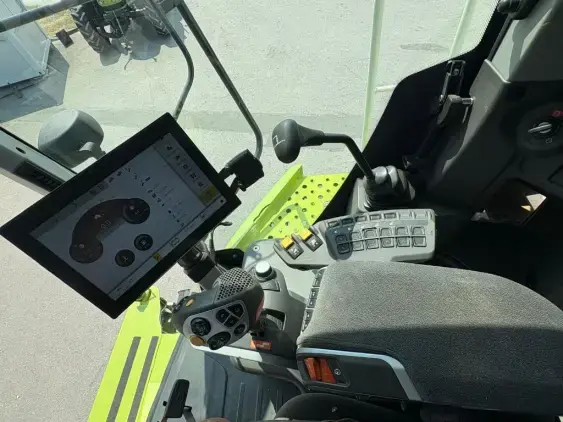CLAAS TUCANO 420 - Photo 12