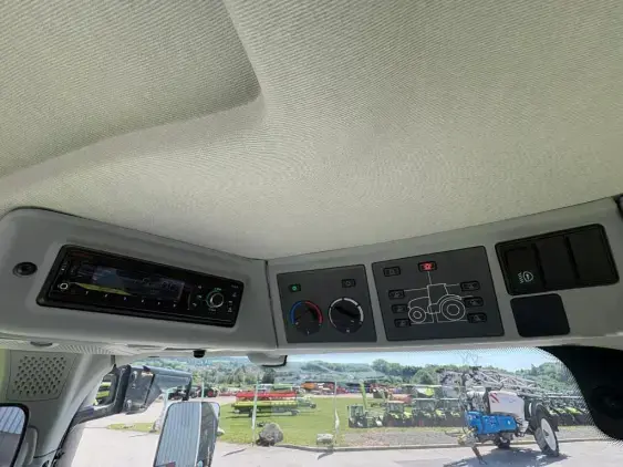 CLAAS AXION 810 - Photo 10