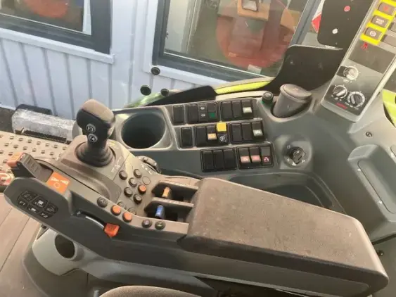 CLAAS AXION 810 - Photo 10