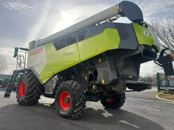 CLAAS TRION 750 - Photo 6